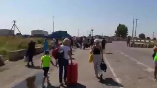 Украинцы бегут на КПП , что бы занять очередь на проход в Крым.
