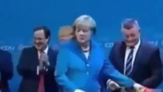 Trump Merkel, der Feind-General! - Gerhard Wisnewski bei Frei Schnauze!