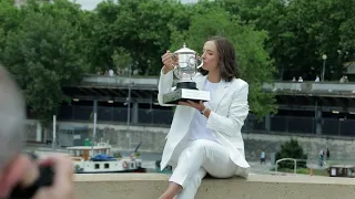 Iga Swiatek shows off her French Open trophy