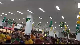 BRASIL X CROÁCIA... VIBRAÇÃO DO GOL DE NEYMAR ,EM GOIANIA NO SHOPPING ESTAÇÃO DA MODA