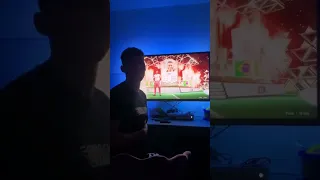 His reaction to packing Pelé 🤣