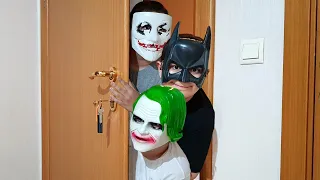 Süper Kahramanlar Joker Batman Hello Neighbor Gizlice Evimize Girdi