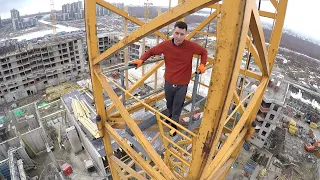 GoPro на крюке башенного крана. GoPro on the hook of a tower crane.