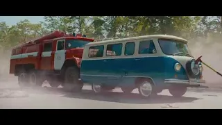 Только не они (2018) - car chase scene