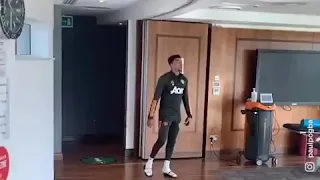 Jesse Lingard impersonates Paul Pogba 😂