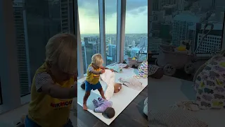 Наоми и ее брат играют дома в куклы. Короткое видео как дети играют!