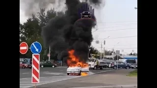 На оживленной дороге в Красноярске вспыхнул и выгорел дотла автомобиль