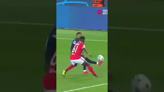 NEYMAR HUMILHA JOGADOR DO BENFICA COM CHAPEU E TOMA PANCADA NA SEQUÊNCIA #shorts