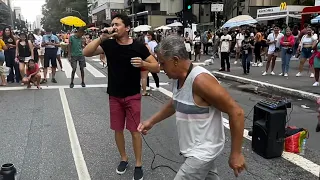 OLHA O QUE ESSE VELHO 🕺🏼FAZ QUANDO O CANTOR DE RUA COMEÇOU CANTAR PISEIRO ELE ARREBENTOU DANÇANDO