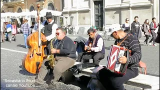 Artista di strada suona il sax