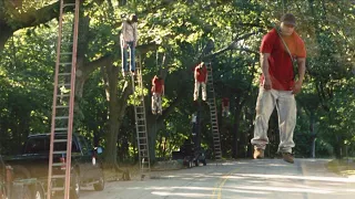 Fim dos Tempos (2008) - Pessoas Enforcadas Na Rua