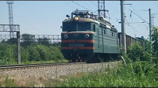 ВЛ60-2288 с грузовым поездом приветливо сигналит на перегоне рядом с Армавиром-Туапсинским.