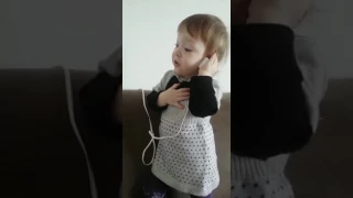 ребенок говорит по телефону прикол 😂😂