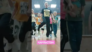 УЧИМ САМОЕ ЛЁГКОЕ ДВИЖЕНИЕ НОГАМИ. ОБУЧЕНИЕ ТАНЦАМ ШАФФЛ. #shorts #shuffledance