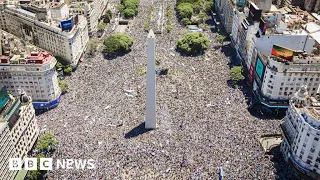 Crowds gather in Buenos Aires to celebrate Messi and Argentina’s World Cup win – BBC News