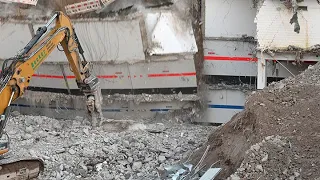 Collapsing outer wall of a 3-story underground garage - office buildiung demolition in Hamburg (GER)