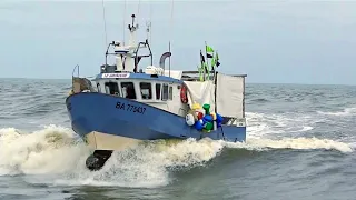 📛 GROSSE HOULE À CAPBRETON ENTRÉE ET SORTIE AGITÉES POUR LES BATEAUX. 🌊👀. @Alex.rolland