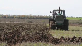 Как пашет старый трактор Т-150 СССР. Вспашка зяби ХТЗ Т-150