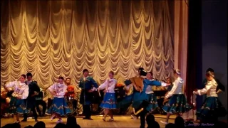 Танец русских казаков с пиками. Казаки весело танцуют. / Cossacks dance happily.