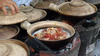 chicken rice steamed in claypot - malaysian street food