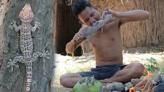 Primitive Technology: Find gecko and lizard in forest - Cooking gecko eating delicious