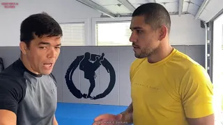 Lyoto Machida Teaching Alex Pereira karate techniques(português) Machida ensinando técnica pereira