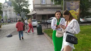 Львів 2023: танці і вуличні музиканти на проспекті Свободи у Львові