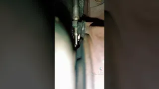 meccanico sclera per una candeletta di una Fiat 500x