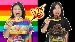 ขนมสีรุ้ง VS ขนมดำ (สีไหนอร่อยกว่ากัน?)