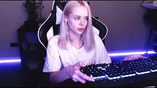 Gtfobae chooses a new keyboard for herself