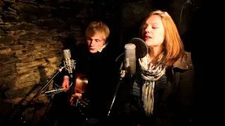 Crazy - Gnarls Barkley (Acoustic Cover Laura & Benny)