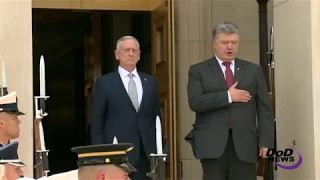 Defense Secretary Meets with Ukraine President