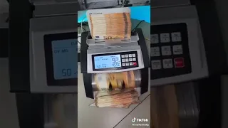 Así se ve una máquina de contar billetes 🔥💸
