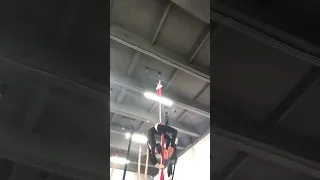 Воздушная гимнастика трюк на гамаке