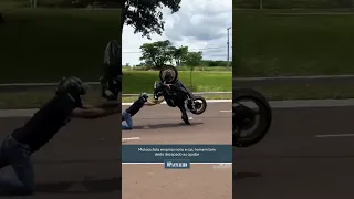 Motociclista empina moto e cai; homem tem dedo decepado ao ajudar