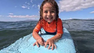 Serena goes surfing with dad / Serena vai surfar com papai no Hawaii