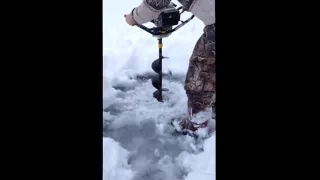 Неудачно пробурил лунку   Epic Ice Fishing Prep Fail