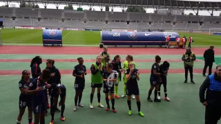 Communion entre les filles du psg et les ultras  du VA