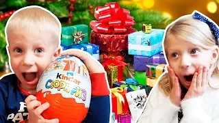 ЧТО ПОДАРИЛ Дед Мороз на НОВЫЙ Год МИЛАНЕ и ДАНЕ? Распаковка Подарков от Family Box Vlog