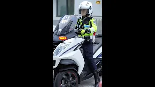 上海女警对路人拍摄很友善，不愧是物质文明精神文明的双高地 4K #police #警察