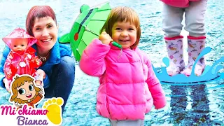 Non avere paura di pioggia! Una passeggiata con la bambina Bianca e la bambola. Giochi per bambini