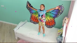 София выращивает бабочек дома! Дети и папа гуляют в парке Dubai Butterfly Garden