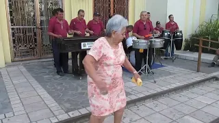 Doña Doña Olga bailando con la Marimba USULA Municipal