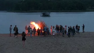 На Івана Купала після дощу у гідропарку розпалили багаття і стрибали через вогонь - Житомир.info