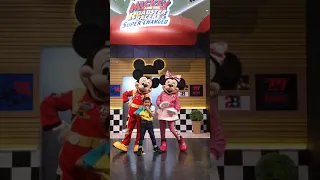 Ricky bertemu mickey dan minnie mouse