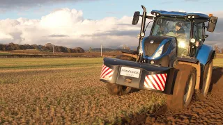New Holland T7.210 Ploughing with a 5 furrow KV