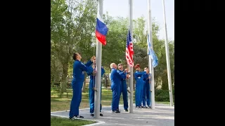 Церемония поднятия государственных флагов на космодроме Байконур