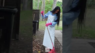 Sandy & Shirley mit Gummischürze & hellblauen Leiber Mischgewebekittel bei der Gartenarbeit #shorts