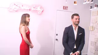 Dakota Johnson e Jamie Dornan comparecem em exibição de Cinquenta Tons de Liberdade