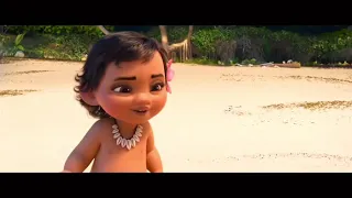 Baby Moana meets the ocean (replay)